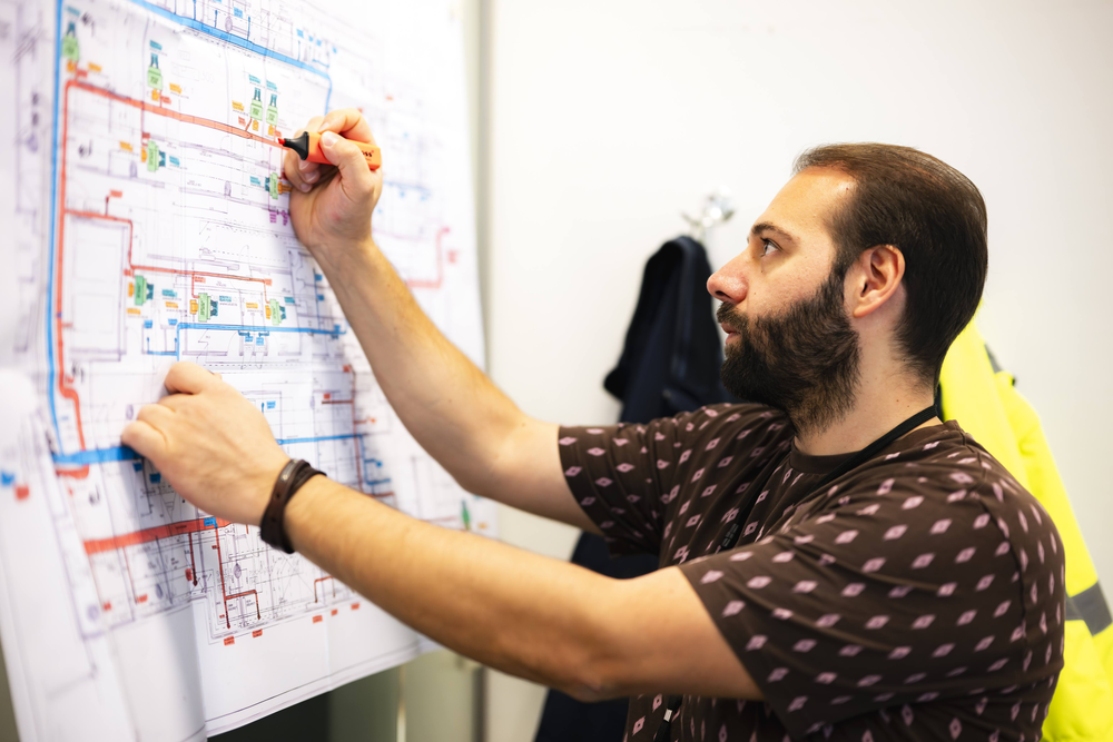 Ingénieur devant un plan d'architecte