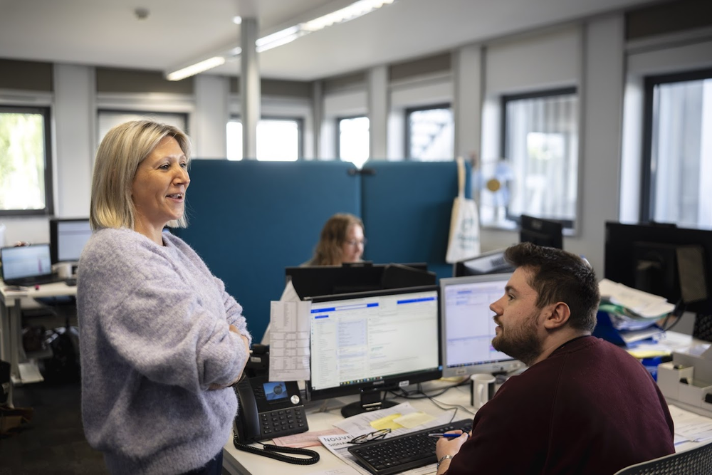 Collègues discutant dans un service administratif