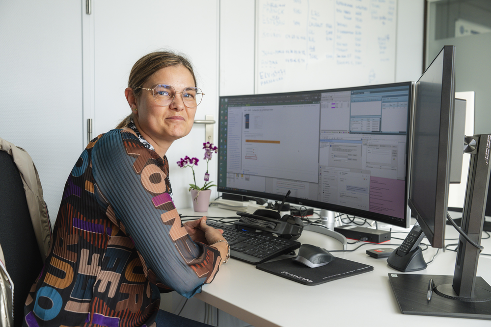 Une collègue du service informatique devant son ordinateur