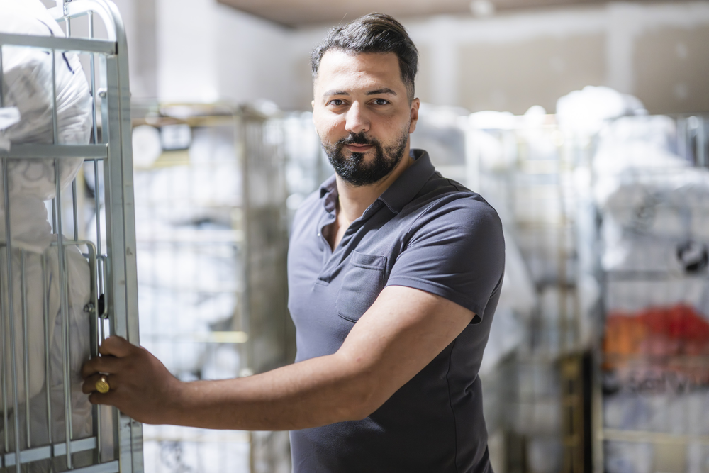 Magasinier conduisant un chariot