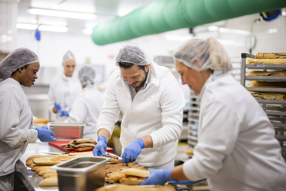 Collègues travaillant dans la cuisine de l'hôpital de la Citadelle