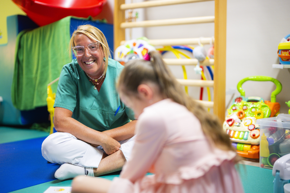 Une paramédicale en pédiatrie à l'hôpital de la Citadelle